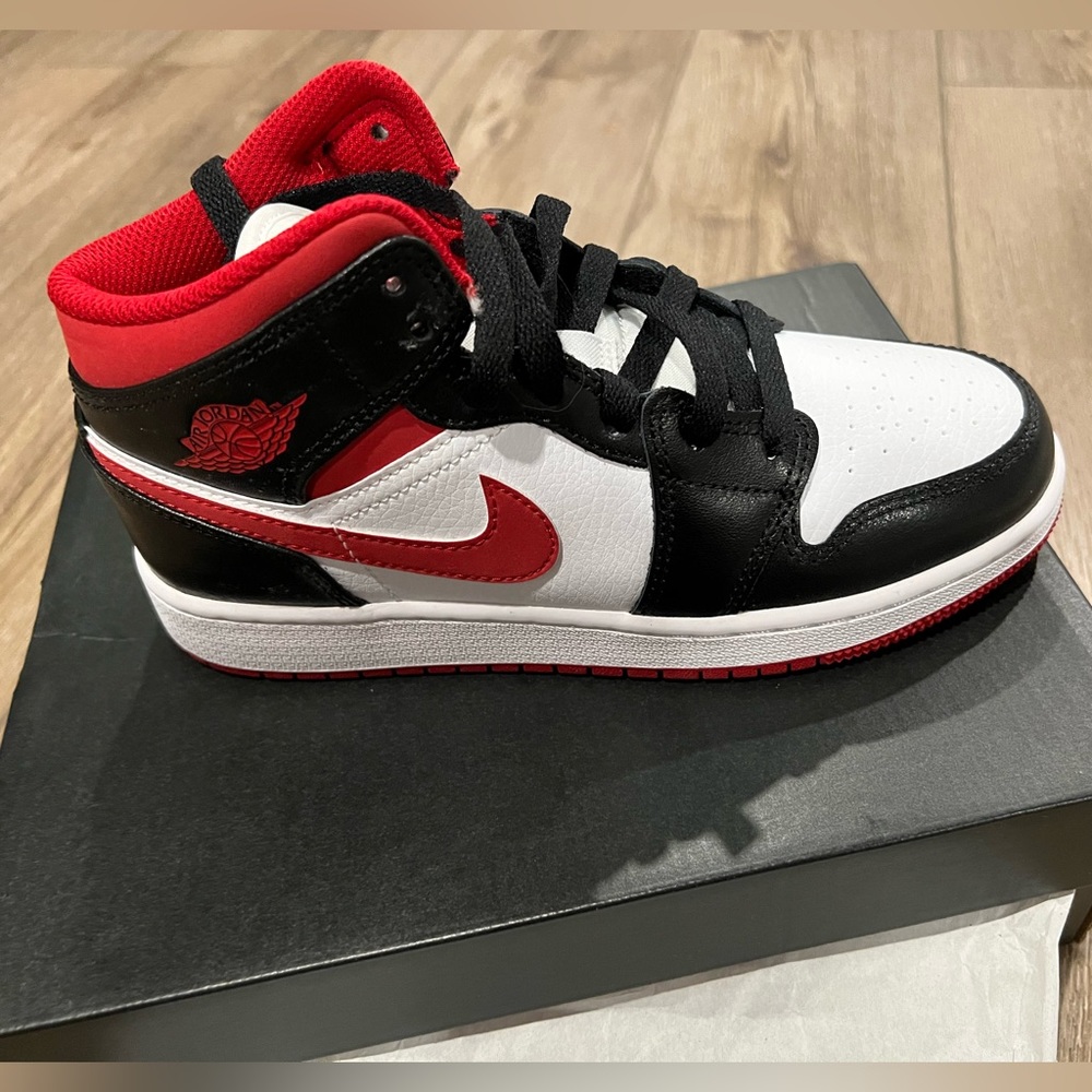 Air Jordan 1 mid (gs) boys 3.5 NWT